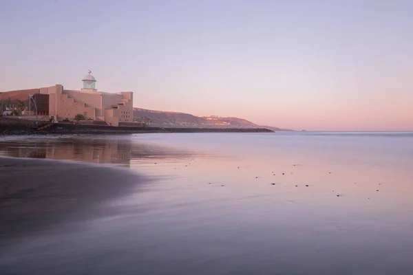 西班牙加那利群岛大加那利群岛拉斯帕尔马斯日出时分，从拉斯坎特拉斯海滩看阿尔弗雷多克劳斯礼堂. — 图库照片