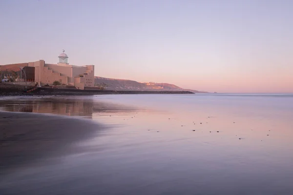 Kilátás az Alfredo Kraus előadóterem Las Canteras strand, la cicer napkeltekor Las Palmas de Gran Canaria, Kanári-szigetek, Spanyolország. — Stock Fotó