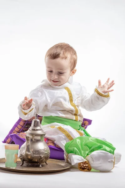 Кавказский мальчик, одетый как арабский чай, на белом фоне . — стоковое фото