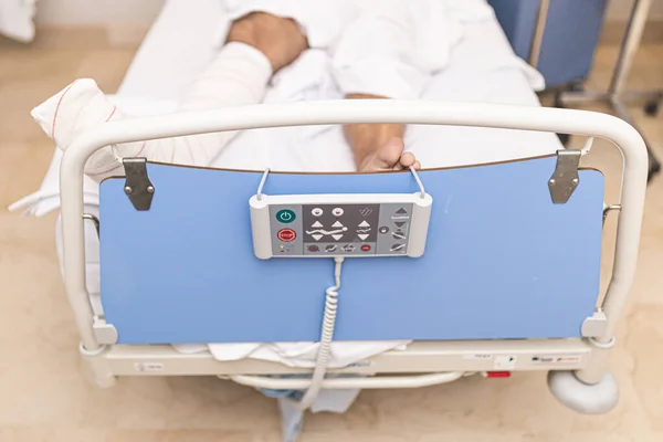 病人腿骨折躺在病床上 住院和医疗护理概念 — 图库照片
