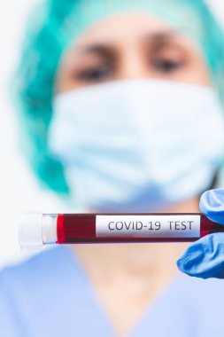 Solunum maskesi takan hemşire yeni Coronavirus için kan testi yapıyor. Coronavirüs Salgını Konsepti.