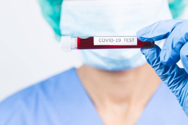 Solunum maskesi takan hemşire yeni Coronavirus için kan testi yapıyor. Coronavirüs Salgını Konsepti.