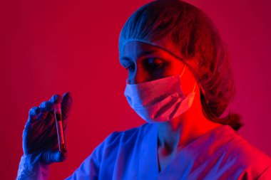 Solunum maskesi takan hemşire yeni Coronavirus için kan testi yapıyor. Coronavirüs Salgını Konsepti.