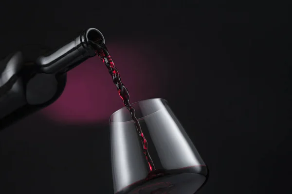 Eine Flasche Rotwein Weinglas Auf Schwarzem Und Rotem Hintergrund — Stockfoto