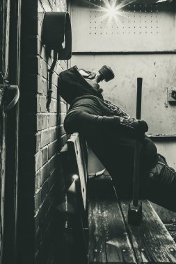 Gaz maskeli ve çekiçli bir adam makine odasında. Nükleer, Biyolojik ve Kimyasal tehlike kavramı.