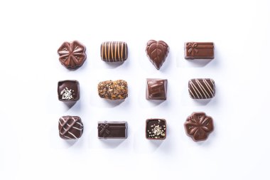 Beyaz arka planda simetrik izole çikolatalı pralinler. tatlı ve çikolata konsepti.