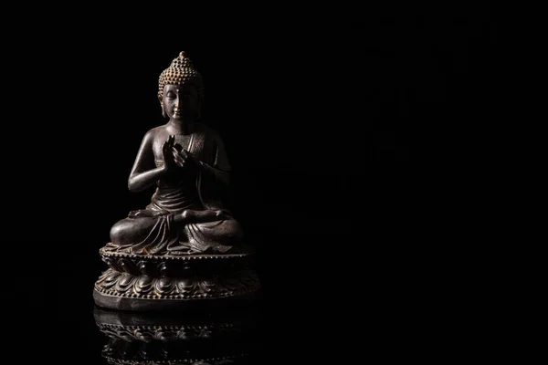 Статуя Будды Сидящего Медитации Чёрной Копией Пространства Дзен Концепция Медитации — стоковое фото