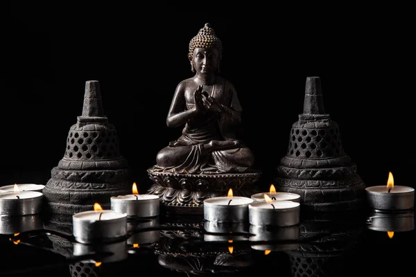 Estatua Buda Sentada Meditación Con Velas Campanas Budistas Zen Concepto —  Fotos de Stock