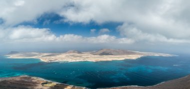 Lanzarote, Mirador del Rio 'dan görülen La Graciosa manzarası. Kanarya Adaları, İspanya.