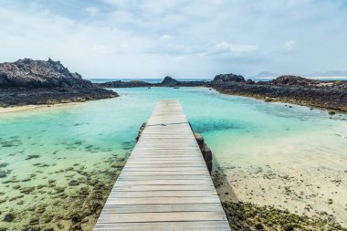Lobos Adası Limanı, Fuerteventura, Kanarya Adaları, İspanya. Volkanik deniz manzarası. Turkuaz ve şeffaf su.