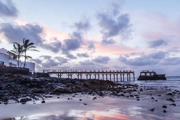Bryggan Stranden Vid Solnedgången Molnig Himmel Och Palm — Stockfoto