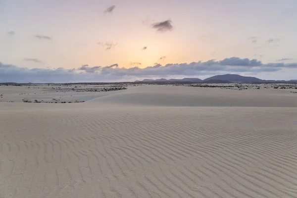 Sabbia Dune Montagne Vulcaniche Tramonto Paesaggio Parco Naturale Corralejo Fuerteventura — Foto Stock