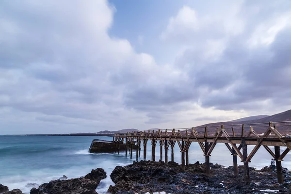 Sonnenuntergangslandschaft Mit Brücke Strand Mit Bewölktem Himmel Auf Den Kanarischen — Stockfoto