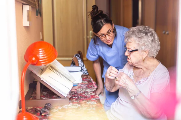 Mujer Mayor Feliz Con Bastón Silla Ruedascon Cuidador Casa Están — Foto de Stock