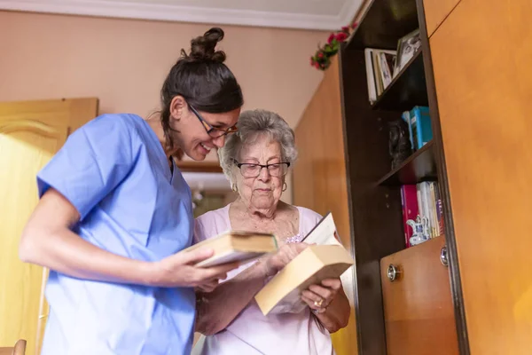 Mujer Mayor Feliz Con Bastón Silla Ruedascon Cuidador Casa Están — Foto de Stock