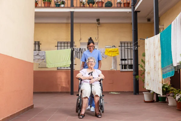 Ευτυχισμένη Ηλικιωμένη Γυναίκα Μπαστούνι Στο Αναπηρικό Καροτσάκι Τον Φροντιστή Της — Φωτογραφία Αρχείου