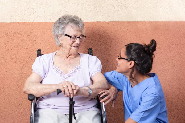 Mujer Mayor Feliz Con Bastón Silla Ruedascon Cuidador Casa Están — Foto de Stock