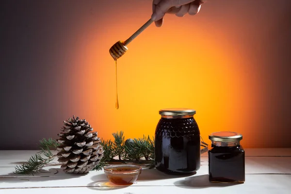 Potten Honing Stokje Morsen Honing Witte Houten Basis Oranje Achtergrond — Stockfoto