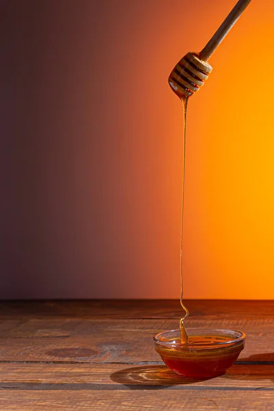 Stok Morsen Honing Plaat Houten Basis Oranje Achtergrond — Stockfoto