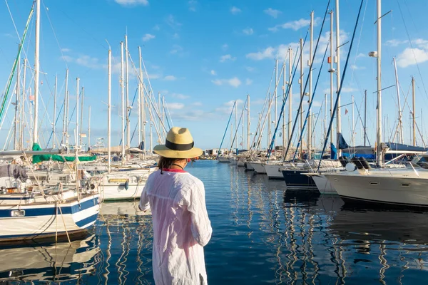 Junge Frau Blickt Auf Das Meer Yachthafen Von Puerto Mogan — Stockfoto