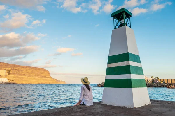 Junge Frau Blickt Auf Das Meer Leuchtturm Puerto Mogan Gran — Stockfoto