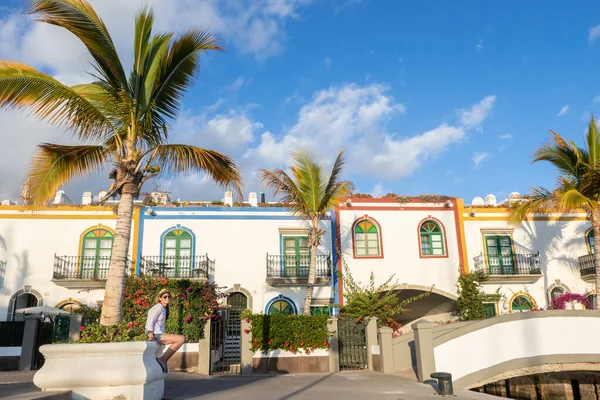 Junge Frau Genießt Yachthafen Puerto Mogan Gran Canaria Kanarische Inseln — Stockfoto