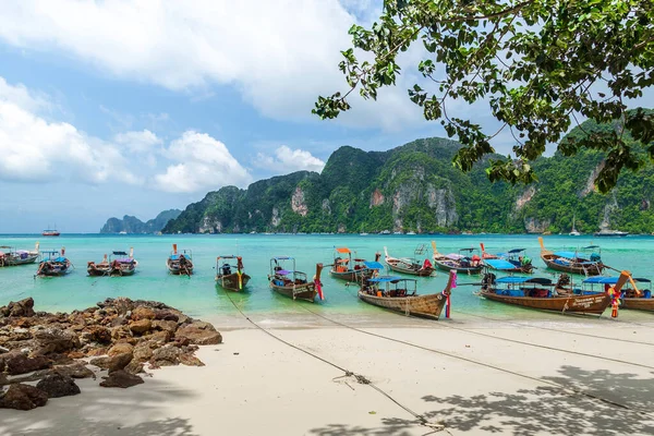 Thaïlande Plage Paysage Marin Avec Des Collines Calcaire Abruptes Traditionnelles — Photo
