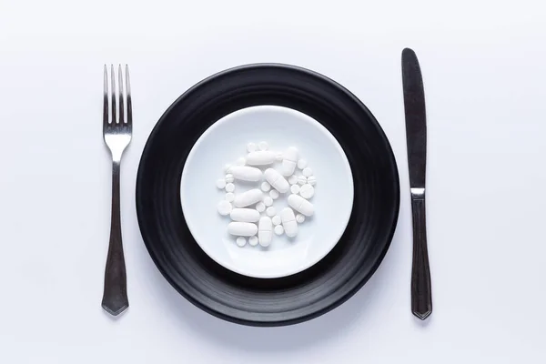 Rozlana Butelka Tabletkami Izolowana Widok Góry Koncepcja Farmakologii Białe Tabletki — Zdjęcie stockowe