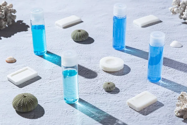 Shampoo Saponi Blu Bianchi Igiene Personale Fondo Bianco Con Coralli — Foto Stock