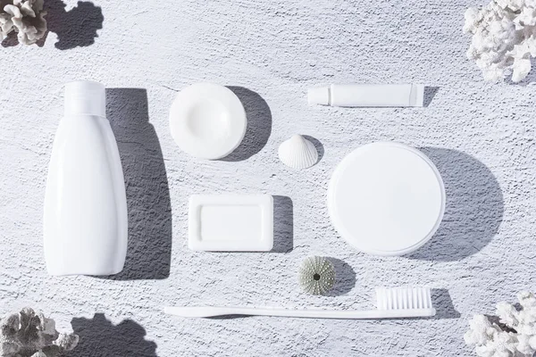 Varietà Prodotti Igiene Personale Sfondo Bianco Con Coralli Conchiglie Vista — Foto Stock