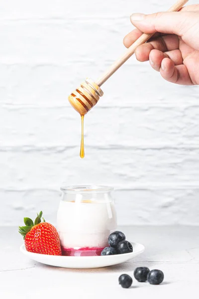 Hand Gieten Druppel Honing Bessenyoghurt Met Rood Fruit Witte Achtergrond — Stockfoto