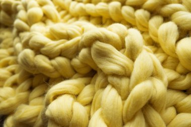 Örgü örülmüş sarı merino yününün görüntüsü