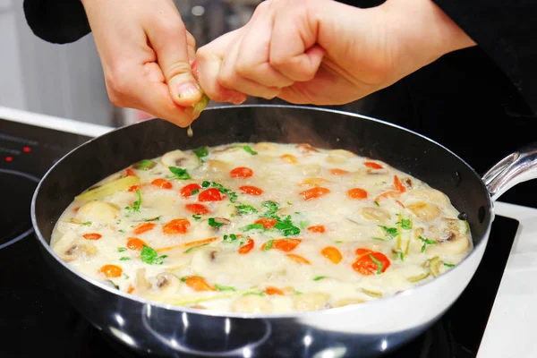 Sopa de inhame tailandesa Tom com mãos de cozinheiros — Fotografia de Stock