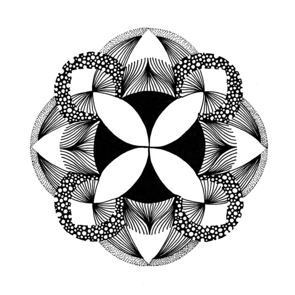 Ręcznie rysowana monochromatyczna grafika prosta mandala izolowana na białym tle. — Zdjęcie stockowe
