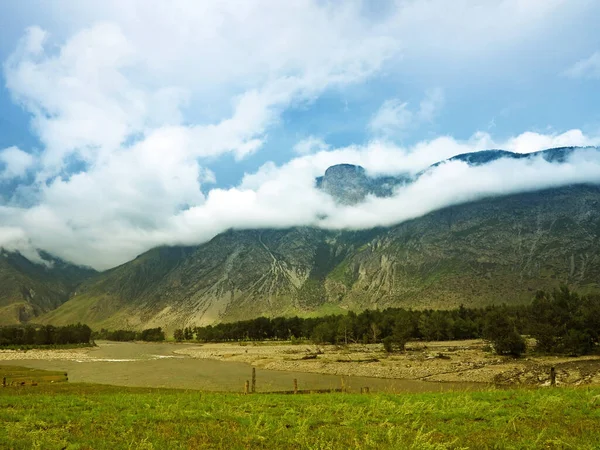 Vitt moln på Altai berget, naturutsikt — Stockfoto