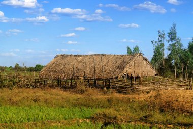 Malagasy barakalı geleneksel Madagaskar manzarası. Turistik görünüm.