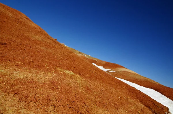 Naturalne czerwone góry w dolinie Kyzyl-Chin, nazywane również doliną Marsa z niebieskim tłem nieba. Altai, Syberia, Rosja — Zdjęcie stockowe