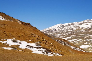 Kyzyl-Chin vadisindeki doğal kızıl dağlar, aynı zamanda mavi gökyüzü ile Mars vadisi olarak da bilinir. Altai, Sibirya, Rusya