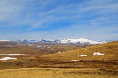 Karda turuncu bozkır, Altai. Steppe manzarası, doğa.