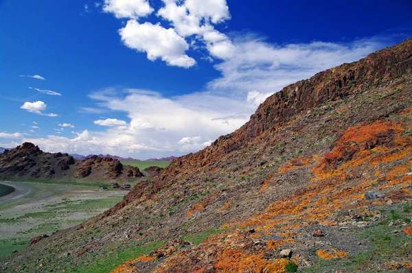 Blå himmel och vita moln över stora mongoliska stäpper — Stockfoto