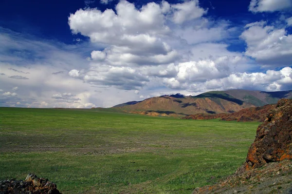 Céu azul e nuvens brancas sobre as vastas estepes mongóis — Fotografia de Stock