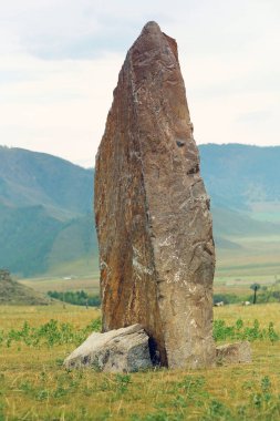 Bozkır ve taşlı dağların arasında Altai putperest taşı