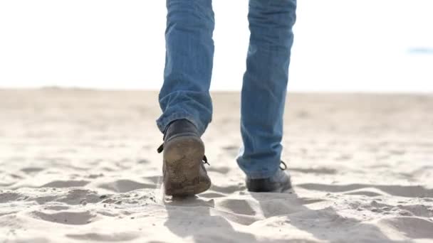 Hommes pieds dans les chaussures se déplacent vers la mer . — Video