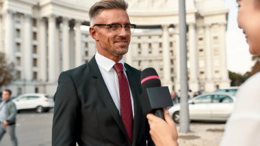 Cevabı. Kadın gazeteci politikacıyla röportaj yapıyor. Gazetecilik endüstrisi, canlı yayın konsepti.