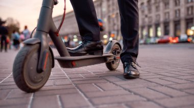 Hadi gidelim. İş adamı her gün yolda scooter sürüyor.