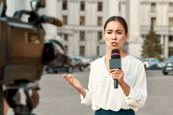 Toda a verdade e nada mais que a verdade. Repórter de TV apresentando as notícias ao ar livre. Indústria do jornalismo, conceito de transmissão ao vivo . — Fotografia de Stock