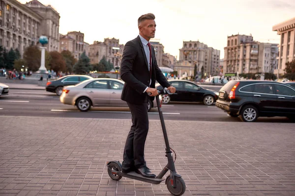 Sakin ve rahat. İş adamı her gün yolda scooter sürüyor. — Stok fotoğraf