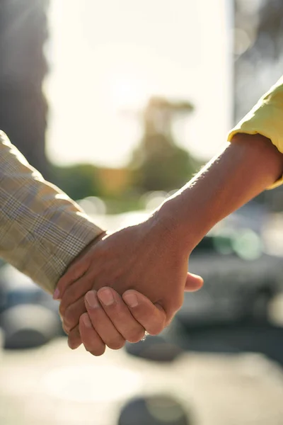 Siempre juntos. Foto recortada de pareja cogida de la mano mientras está de pie al aire libre —  Fotos de Stock