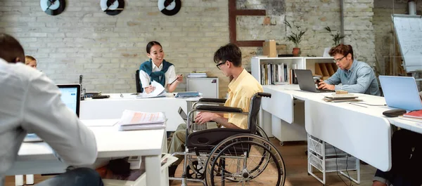 Incredibly doing things rightly. Guy in a wheelchair working in the office — ストック写真