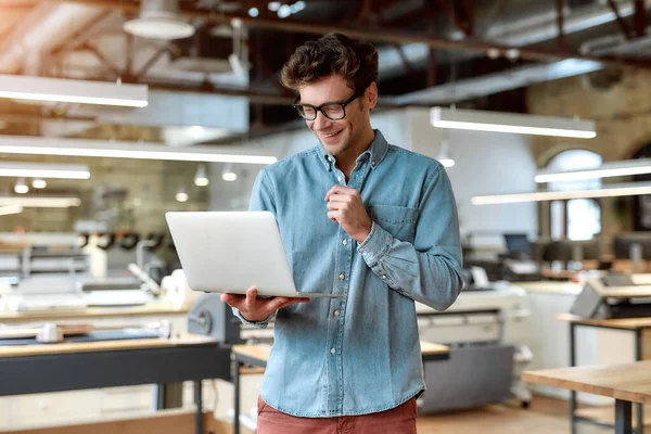 Werk altijd om perfecter te zijn. Jonge zakenman poseert in functie — Stockfoto